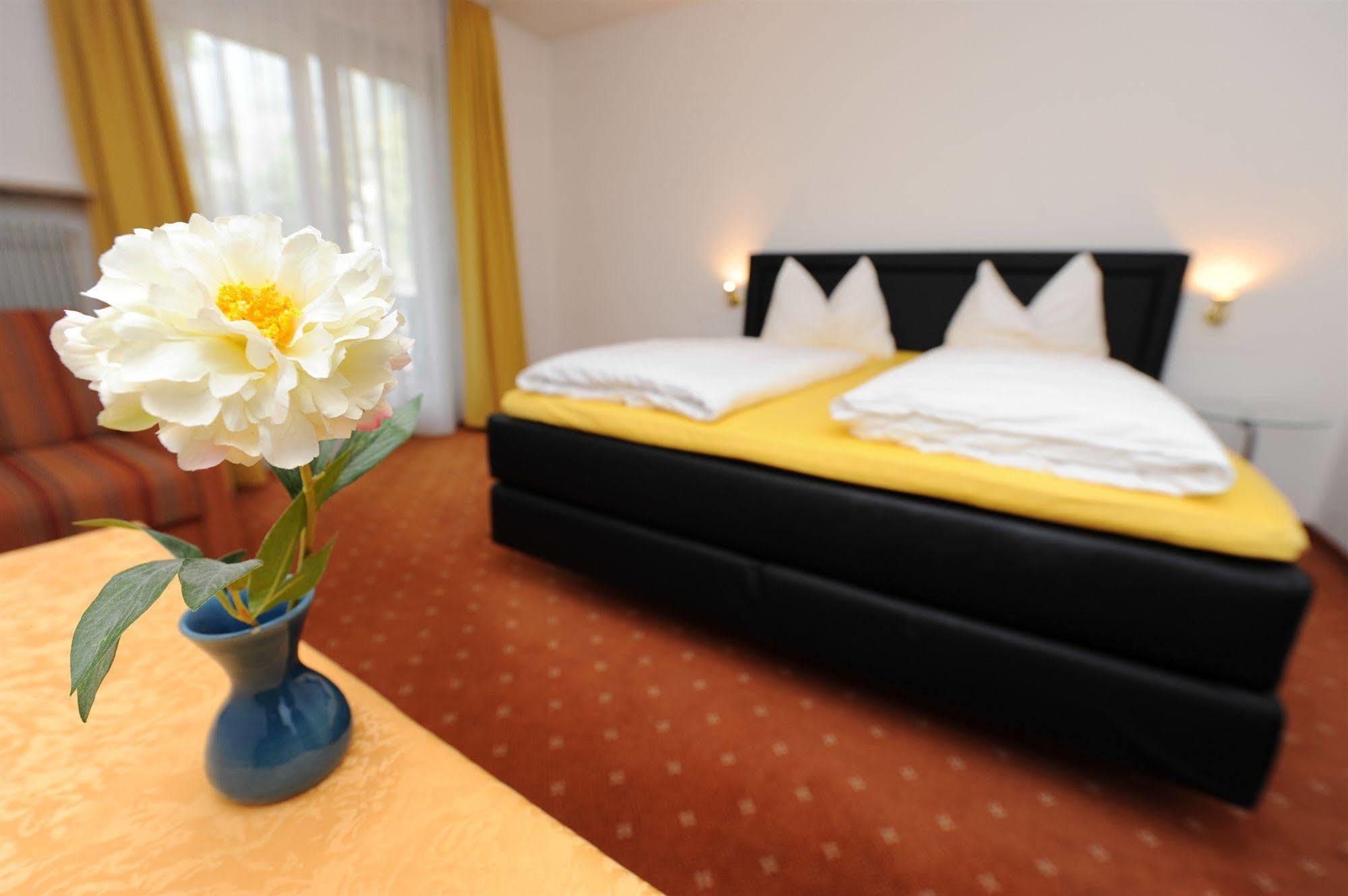 Hotel Pension Schweitzer Silandro Ngoại thất bức ảnh