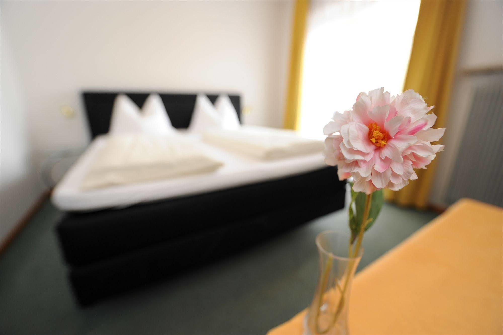 Hotel Pension Schweitzer Silandro Ngoại thất bức ảnh