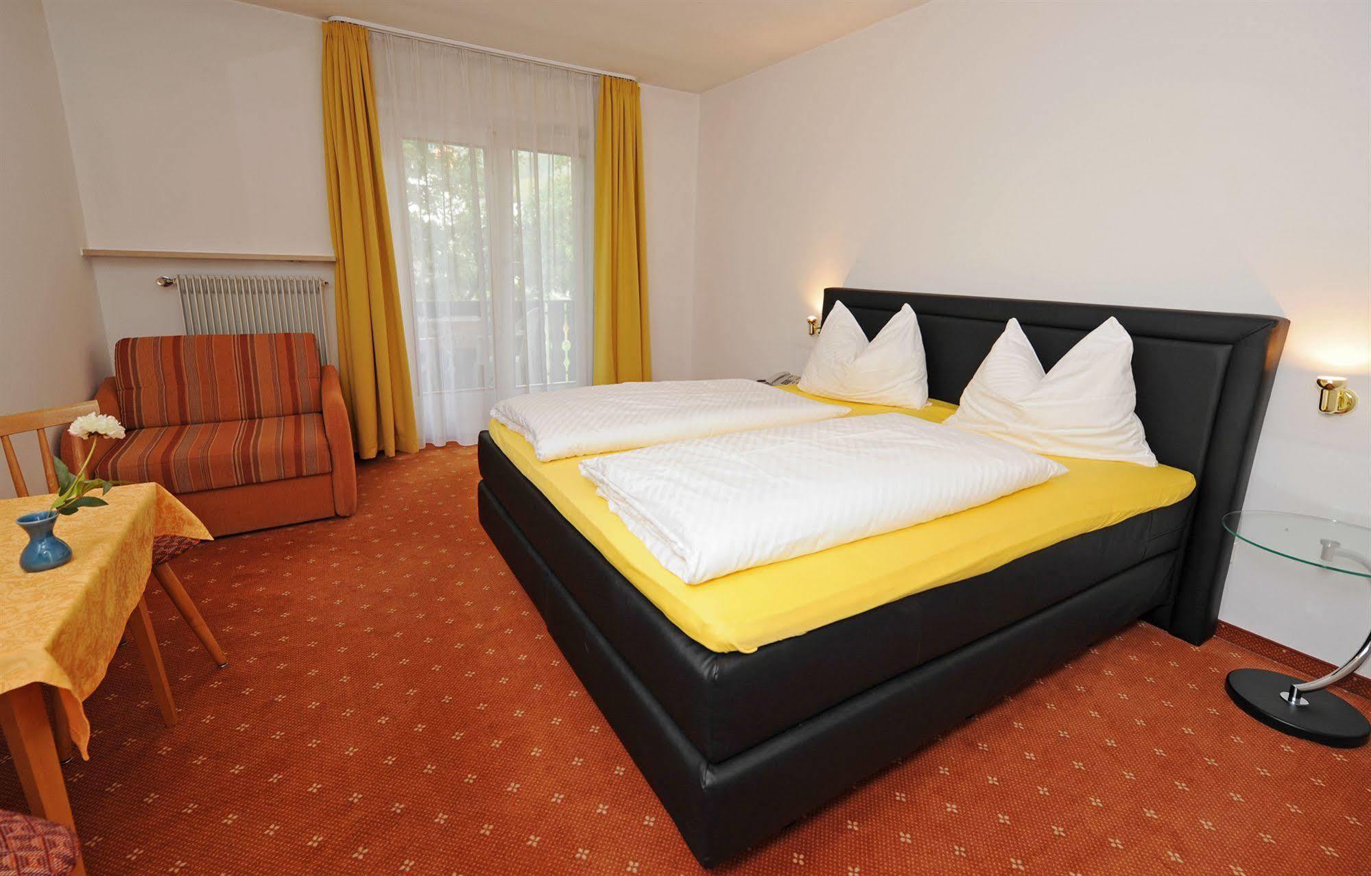 Hotel Pension Schweitzer Silandro Ngoại thất bức ảnh